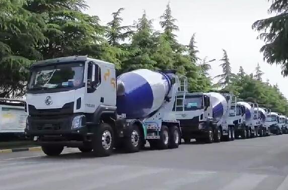 市場如此火爆，一批批新車交付用戶。場面壯觀！
